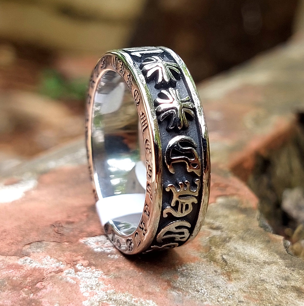 Roman Letters Slim Steel Finger Ring - detail shot