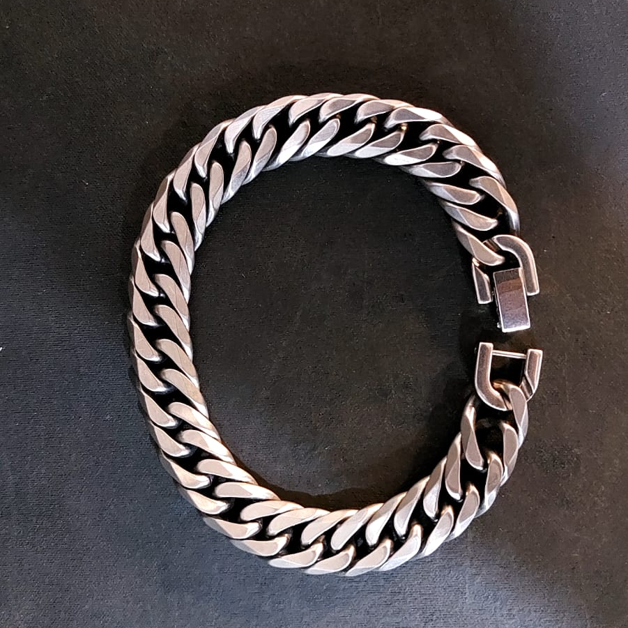 STREET SOUL 10mm Cuban link bracelet – top view flat lay