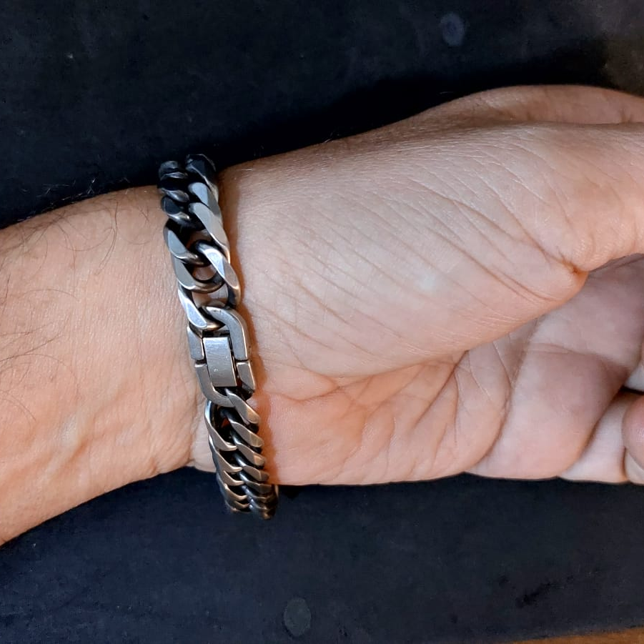 STREET SOUL 10mm Cuban link bracelet – worn on wrist fist up