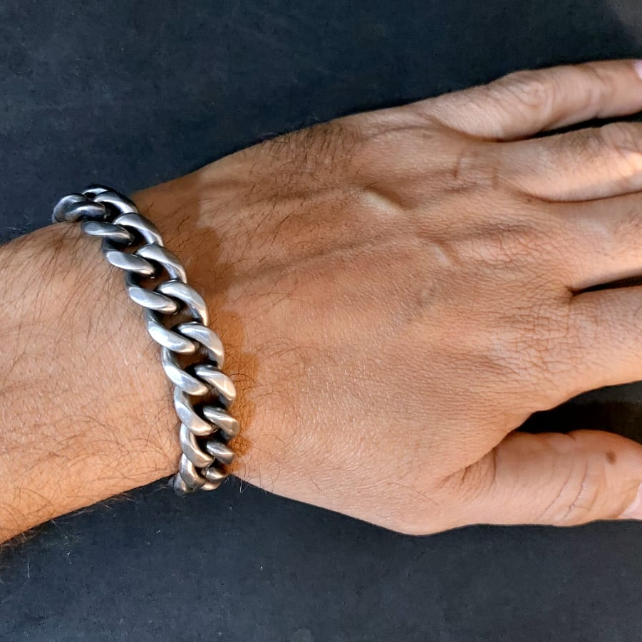 STREET SOUL Cuban link bracelet worn on wrist – lifestyle shot