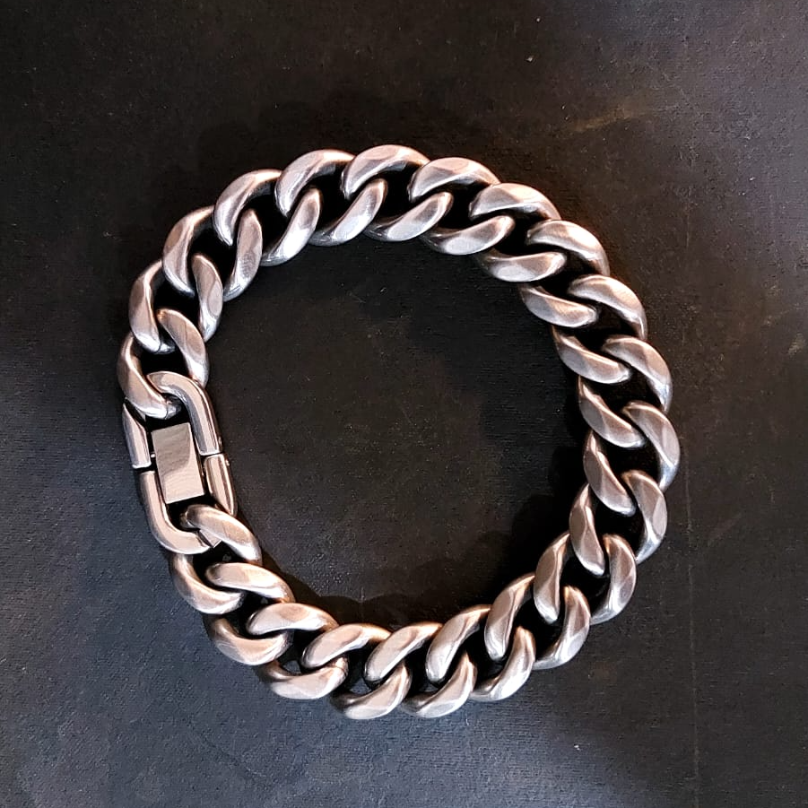 STREET SOUL Cuban link chain bracelet flat lay – oxidized stainless steel