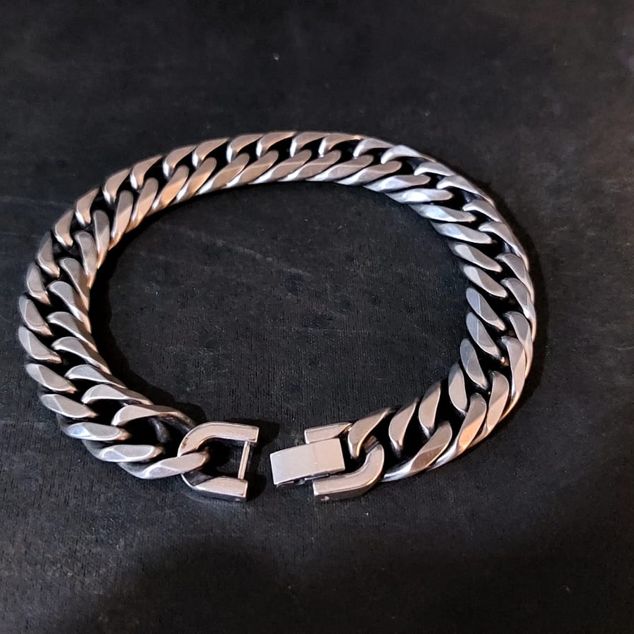 STREET SOUL 10mm Cuban link bracelet – flat lay closed loop